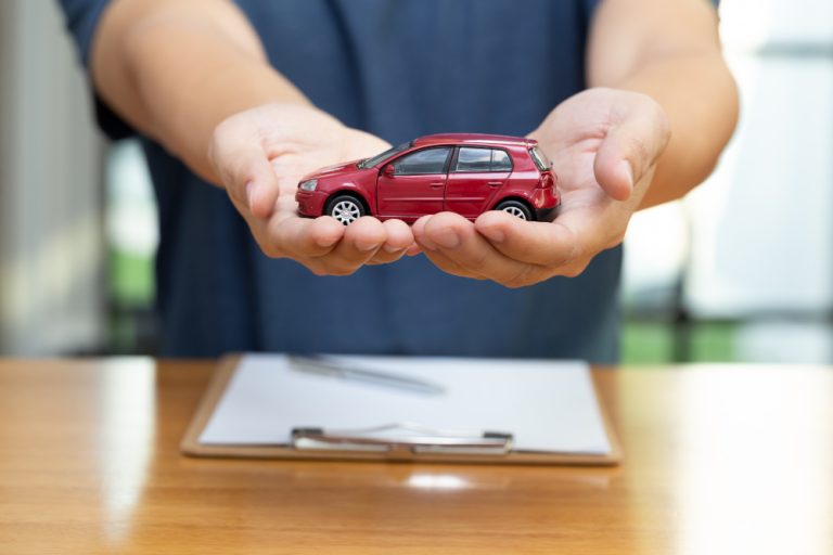 découvrez comment l'augmentation des cotisations d'assurance auto peut affecter votre budget. explorez les raisons derrière cette tendance, les mesures à prendre pour réduire vos coûts et les conseils pour choisir la meilleure couverture adaptée à vos besoins.