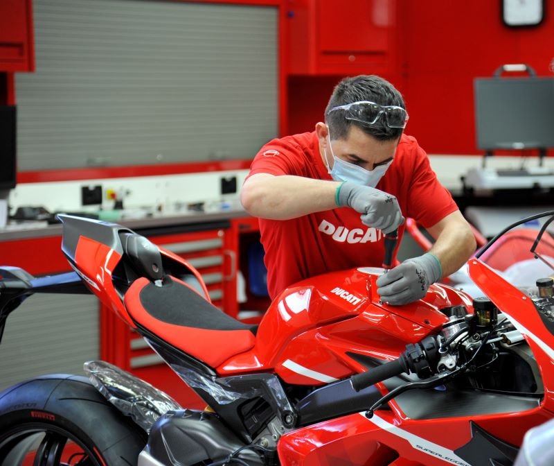 découvrez les raisons derrière la baisse des ventes de motos neuves en france. analyse des tendances du marché, impact économique et perspectives d'avenir pour les passionnés de deux-roues.