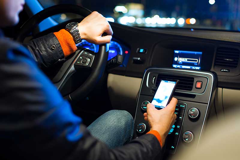 découvrez les dangers de l'utilisation d'un smartphone au volant. apprenez comment la distraction au volant peut compromettre votre sécurité et celle des autres, et explorez des alternatives pour rester connecté sans mettre en péril votre conduite.