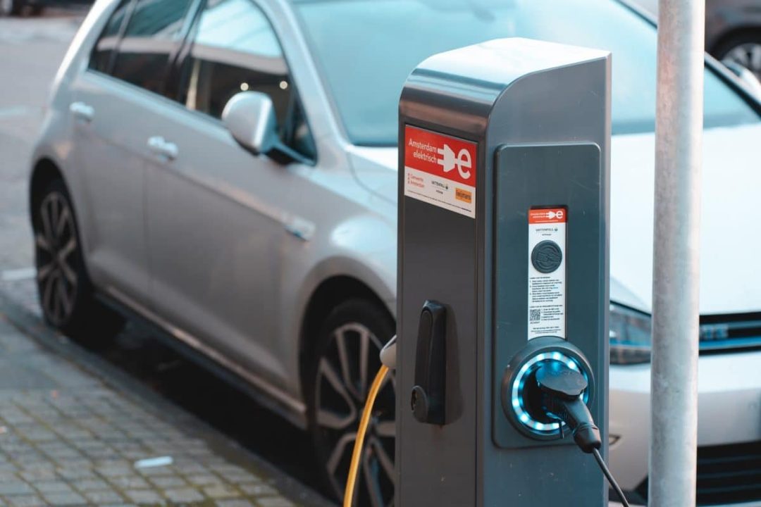 découvrez pourquoi les primes d'assurance pour véhicules électriques augmentent, les facteurs qui influencent cette hausse et comment optimiser votre contrat d'assurance auto en 2024.