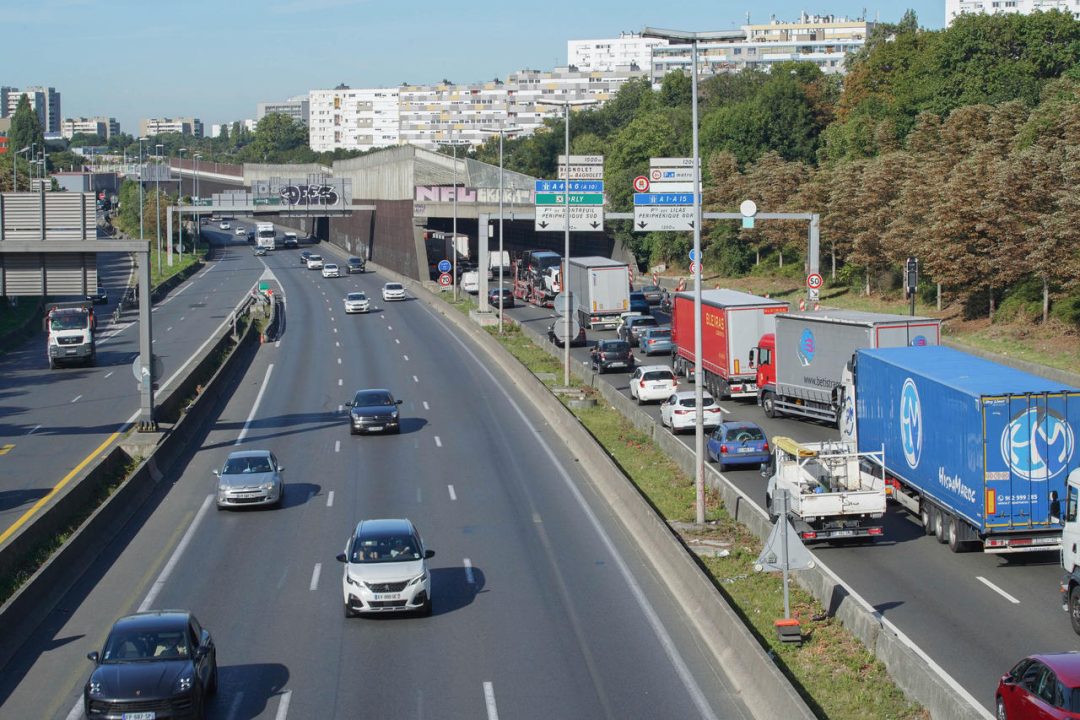 découvrez les limites de vitesse sur le périphérique parisien, les règles à respecter, les sanctions en cas d'infraction et les conseils pour circuler en toute sécurité autour de paris.