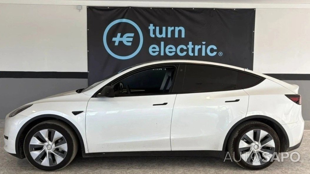découvrez comment tesla collabore avec le régulateur californien pour respecter les normes environnementales et technologiques dans l'industrie automobile électrique.