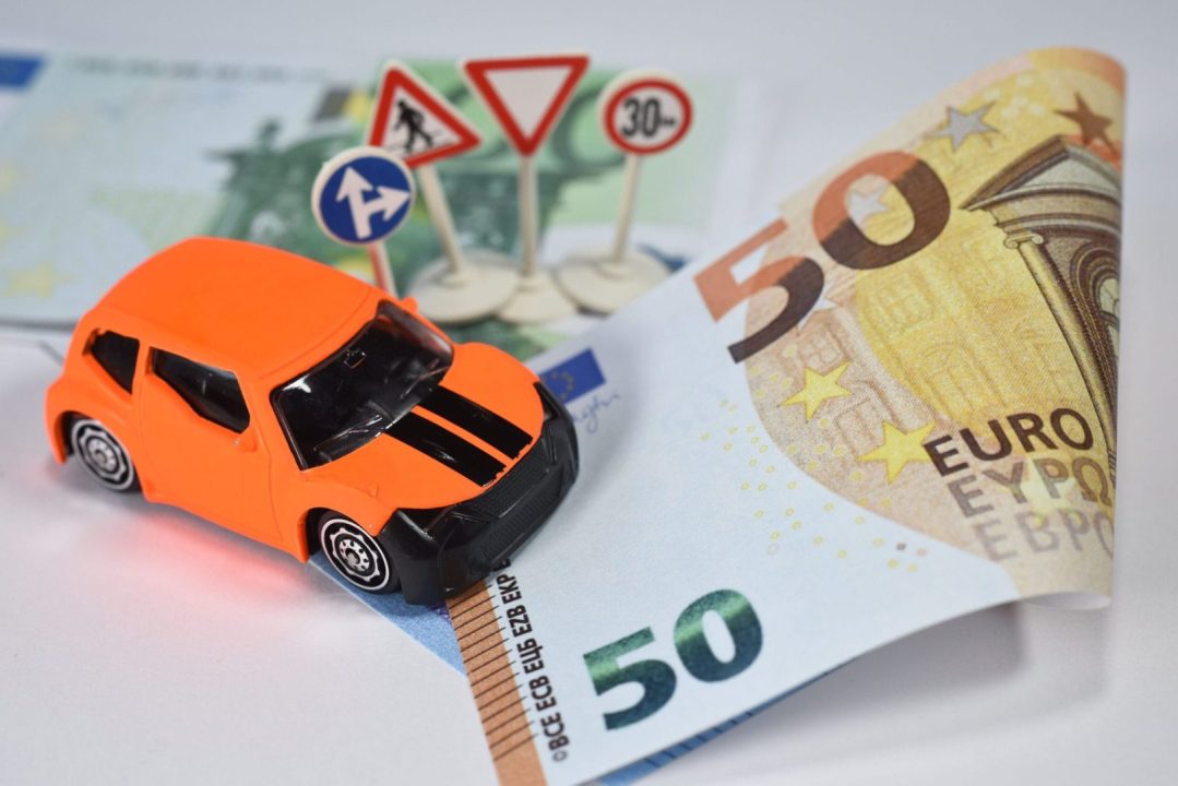 découvrez des astuces pratiques pour les débutants afin de réduire le coût de votre assurance auto et profiter d'une couverture adaptée à petit prix.