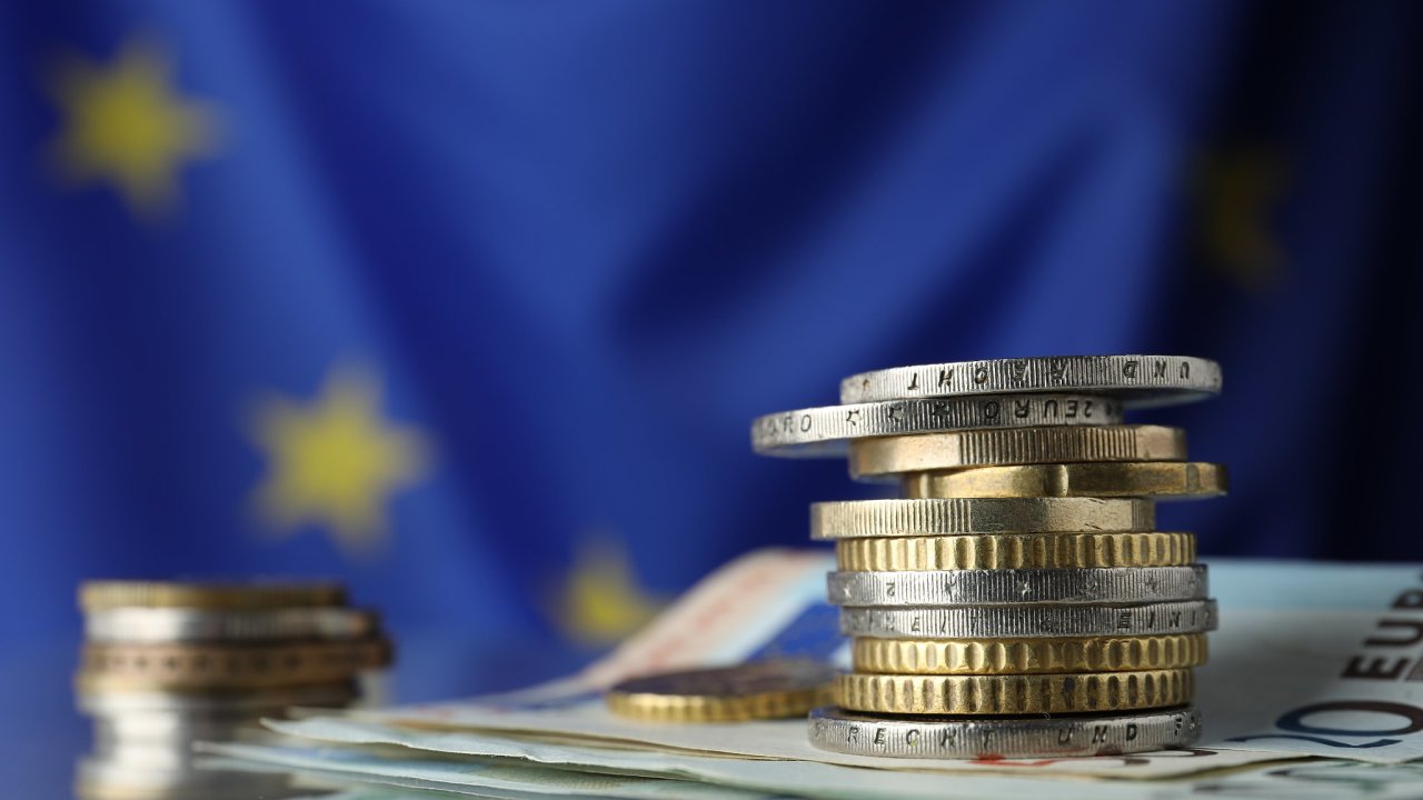 découvrez comment l'économie circulaire transforme les contrats d'assurance en favorisant la durabilité, la réutilisation des ressources et la gestion innovante des risques.