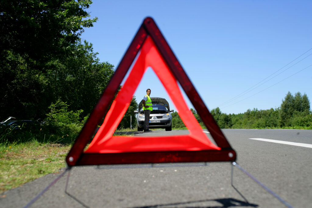 découvrez tout ce qu'il faut savoir sur la fin de l'obligation du triangle de signalisation : règles, alternatives et conseils pour rester en sécurité sur la route.