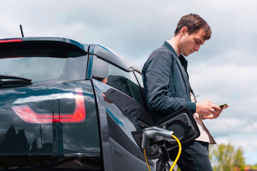 découvrez les raisons de la hausse des tarifs d'assurance auto et comment optimiser votre contrat pour réduire vos coûts.