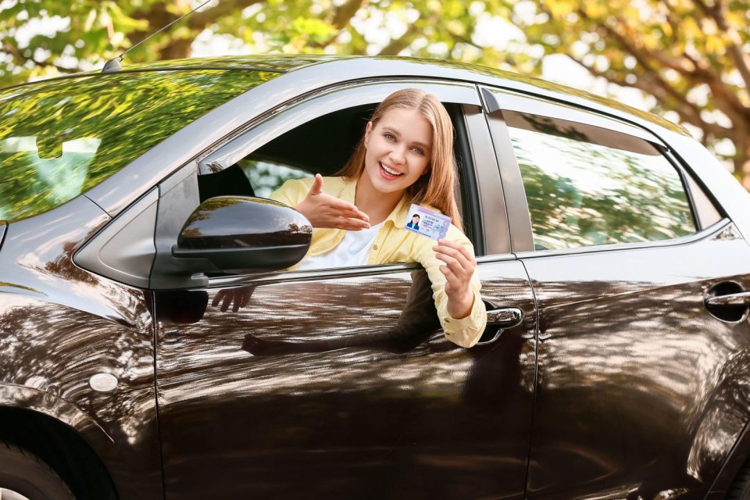 découvrez nos conseils et solutions d'assurance auto adaptées aux jeunes conducteurs pour une protection optimale et des tarifs avantageux.