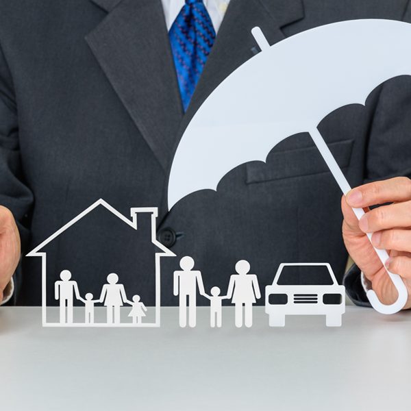 découvrez pourquoi les jeunes conducteurs voient leurs tarifs d'assurance automobile doublés malgré des garanties identiques, et comment faire face à cette augmentation.