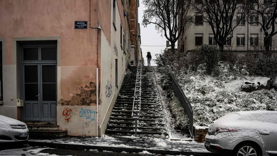 protégez-vous contre les risques d'accidents liés au verglas et à la neige grâce à notre assurance spécialisée, offrant une couverture complète et une assistance rapide en cas de sinistre.