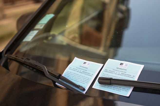 découvrez l'enquête sur la fraude massive impliquant des amendes émises par des garages fantômes, et comment les autorités luttent contre ce phénomène inquiétant.