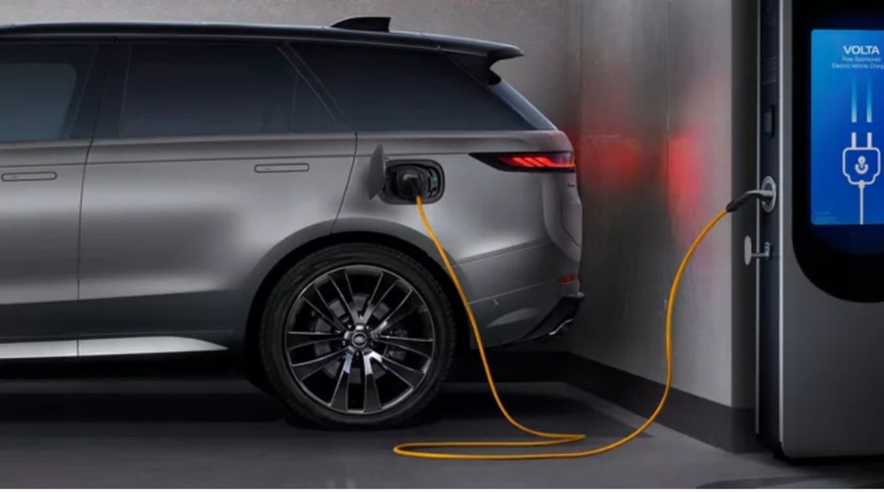 découvrez pourquoi les tarifs des assurances pour véhicules hybrides et électriques vont augmenter en 2025 et comment cela impactera les conducteurs.