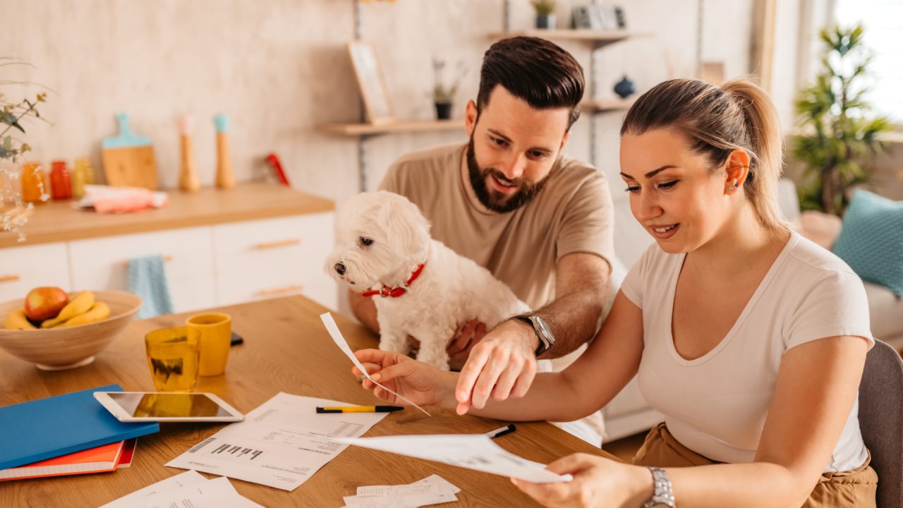 découvrez comment renégocier votre assurance emprunteur et auto pour réaliser des économies substantielles tout en conservant une couverture optimale.