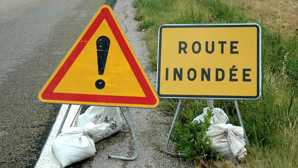 découvrez comment bien choisir votre assurance auto pour être protégé en cas de catastrophe naturelle et minimiser les risques financiers.