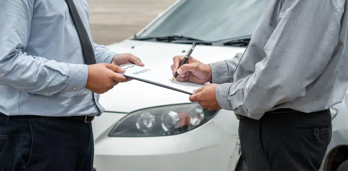 découvrez quel document d'assurance auto est indispensable pour éviter une amende et circuler en toute légalité.