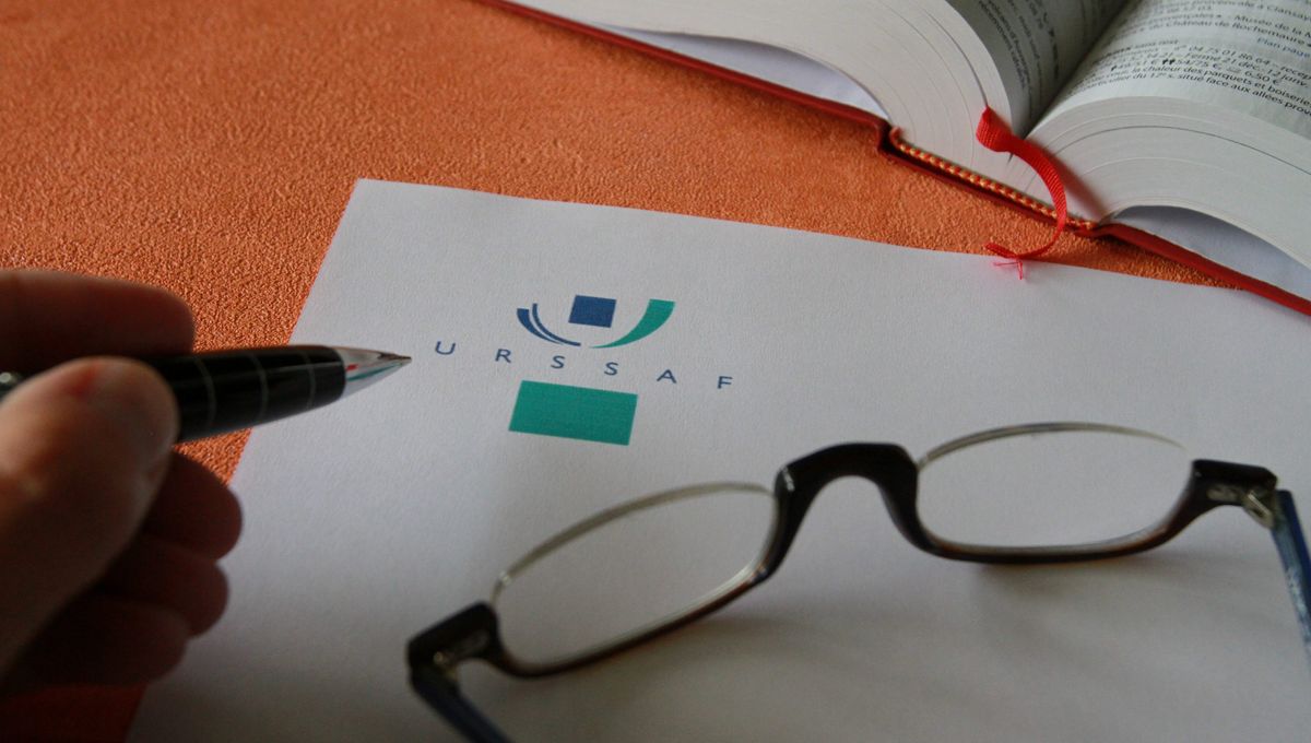 découvrez comment la fraude à l'assurance entraine une hausse des cotisations et les mesures pour la prévenir.