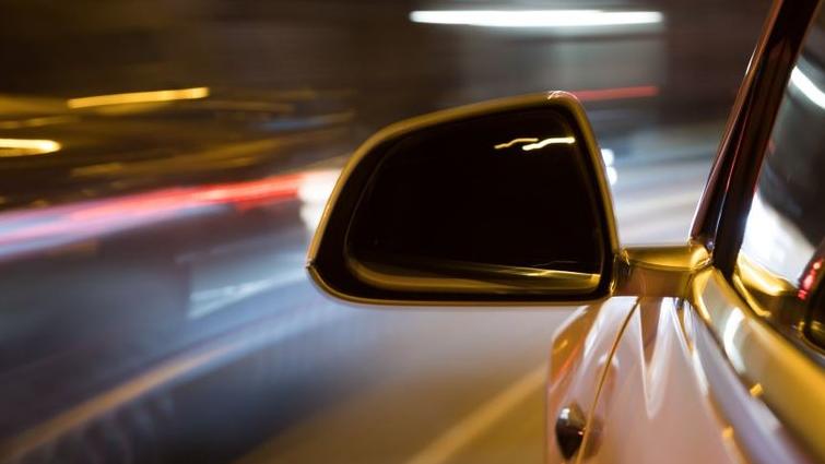 découvrez les conséquences légales et pratiques pour un conducteur sans permis ni assurance, incluant la saisie de la dépanneuse utilisée.