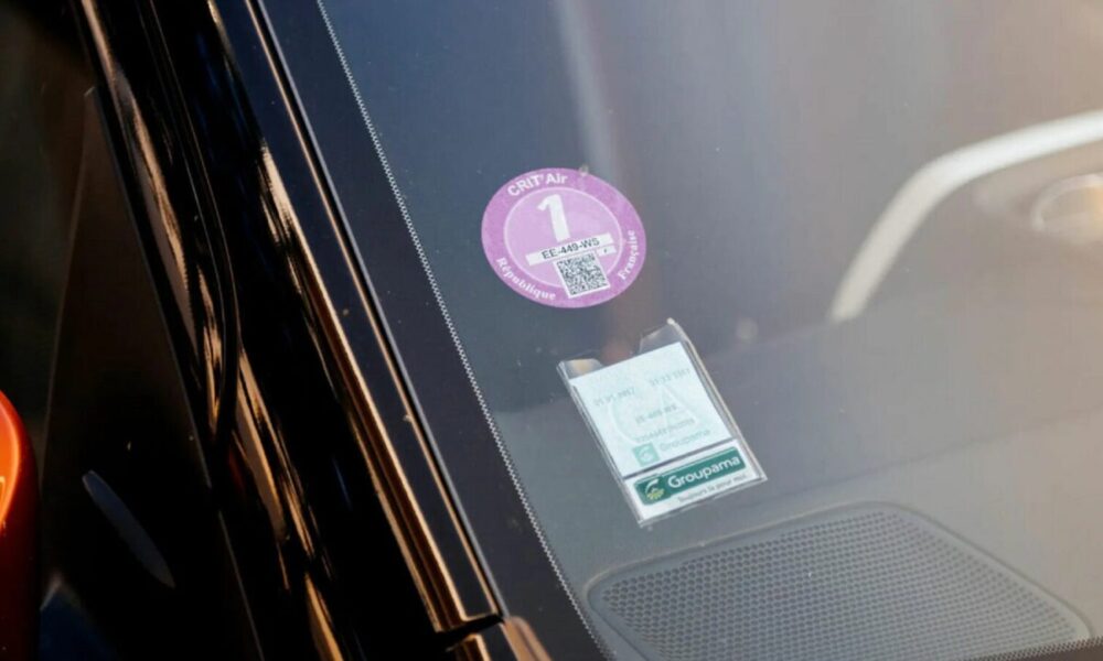 découvrez tout ce qu'il faut savoir sur les vignettes auto obligatoires en 2026 : dates, modalités et sanctions pour être en règle sur la route.