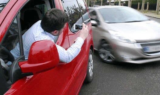 découvrez les étapes essentielles à suivre pour réagir efficacement en cas d'accident avec délit de fuite et protéger vos droits.